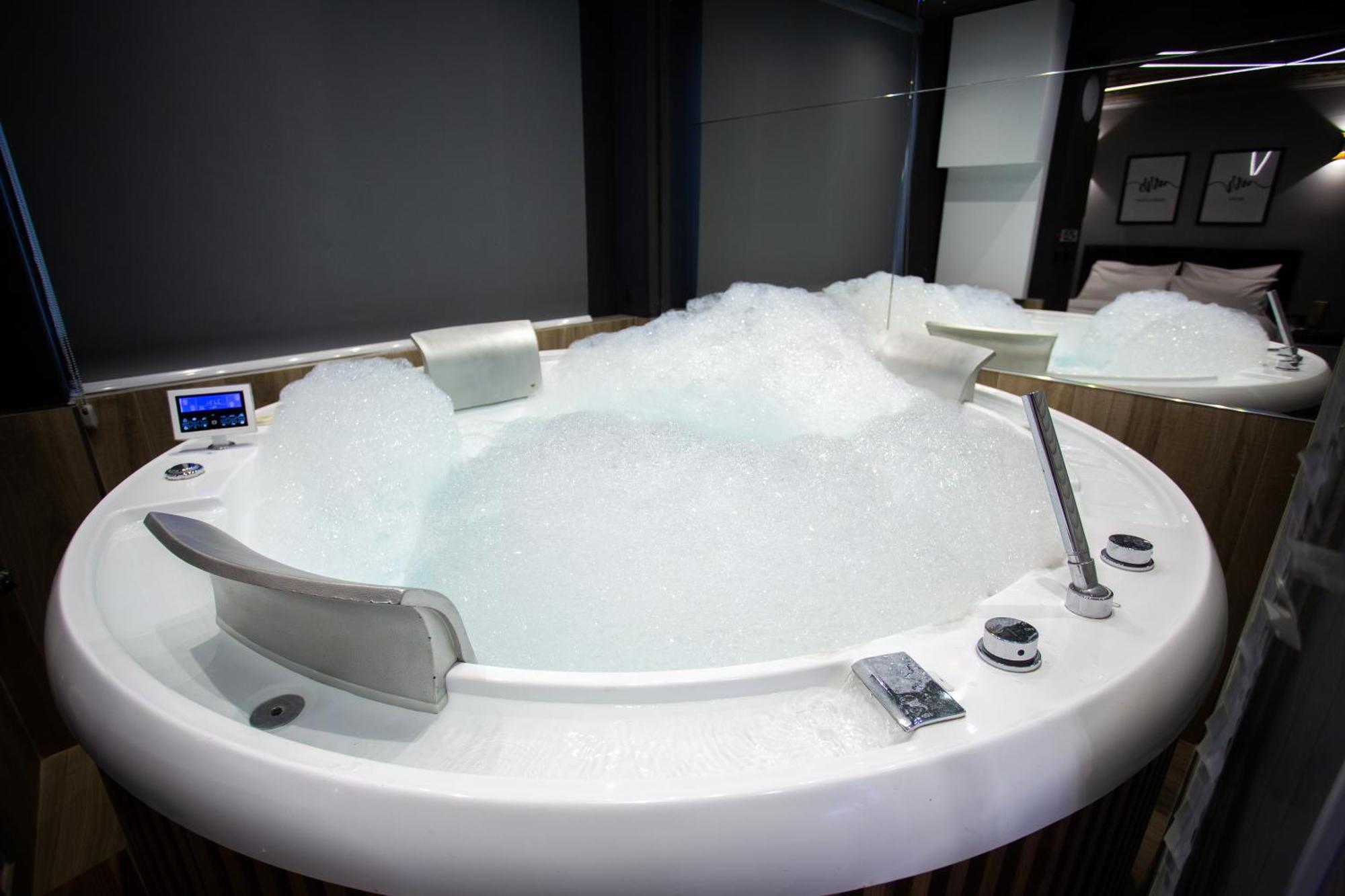 The Bubbles - Jacuzzi Hotel Tirana Eksteriør billede