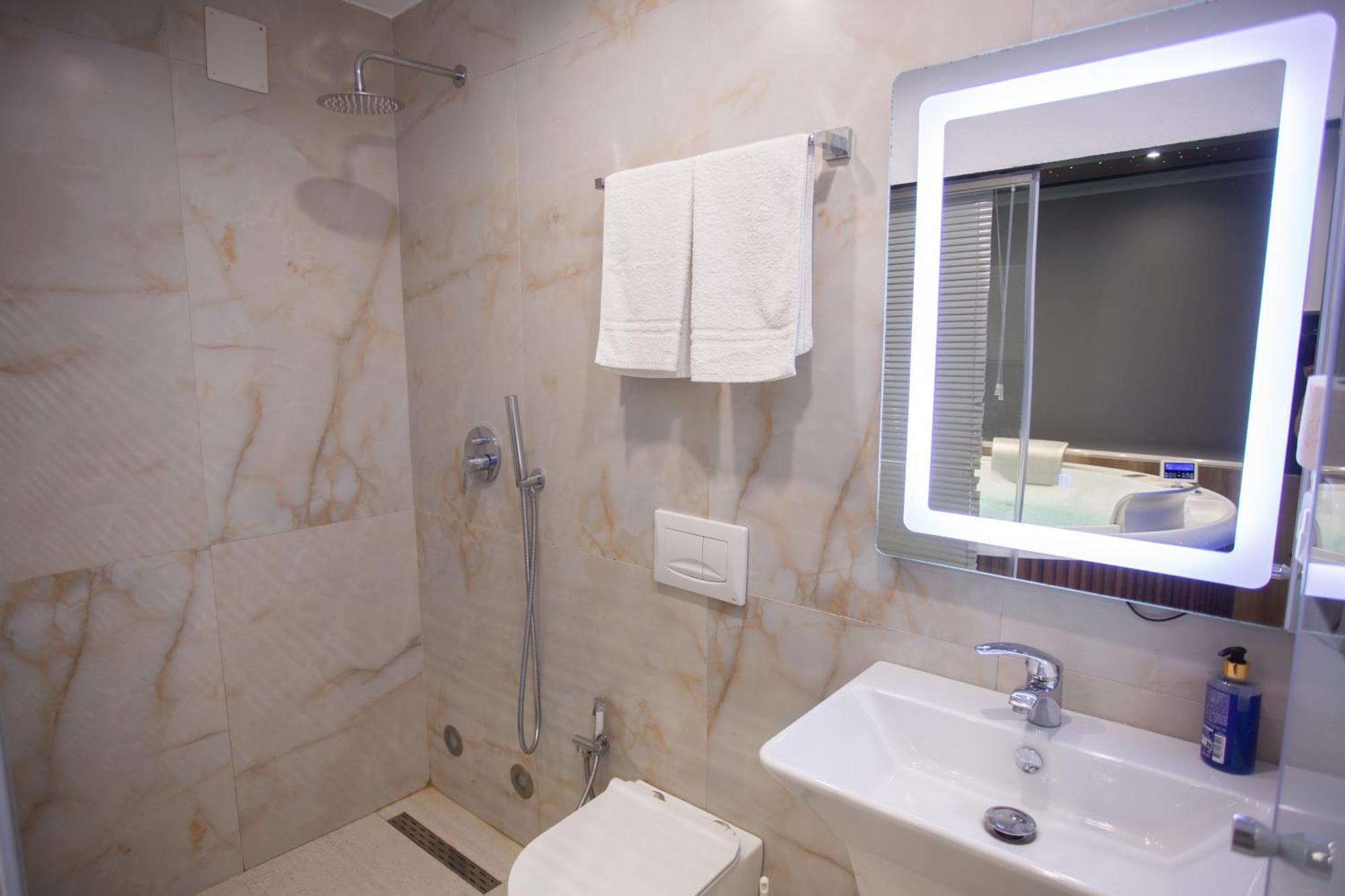 The Bubbles - Jacuzzi Hotel Tirana Eksteriør billede